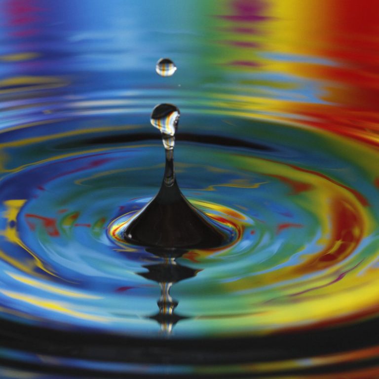 A water droplet and ripples signifying alcohol shakes and tremors symptoms